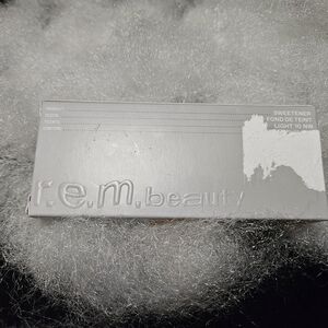 r.e.m. beauty Sweetener Foundation -  Shade Light 10 NW